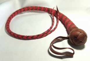 СНЕЙК 2-Х ХВОСТОВЫЙ КРАСНО-КОРИЧНЕВЫЙ 120 СМ. ИТАЛЬЯНСКАЯ КОЖА ХРОМОВОГО ДУБЛЕНИЯ РУЧНАЯ РАБОТА 