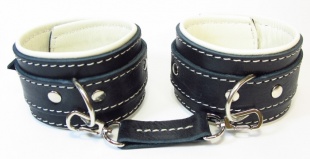 ОКОВЫ НА РУКИ СО СВЕТЛЫМ ПОКЛАДОМ КОЖА BDSM АРСЕНАЛ
