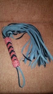 Плеть из натуральной кожи чёрно-красная