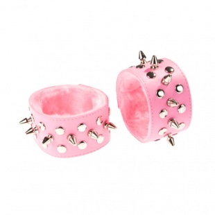 Напульсники розовые с металлическими шипами