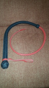 Кнут чёрно-красный