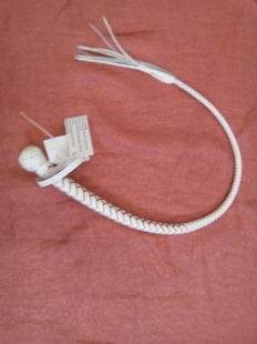 СНЕЙК БЕЛЫЙ С КРАСНЫМИ ВСТАВКАМИ 100 СМ. НАТУРАЛЬНАЯ КОЖА  РОССИЯ РУЧНАЯ РАБОТА