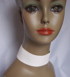 ЧОКЕР БЕЛЫЙ ШИРОКИЙ БАРХАТ С БЕЛОЙ НИТЬЮ