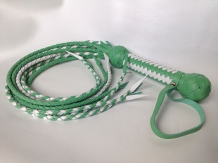 ФЛОГГЕР КОШКА БЕЛО-ЗЕЛЕНЫЙ 55 СМ. 9 ХВОСТОВ ИТАЛЬЯНСКАЯ КОЖА ХРОМОВОГО ДУБЛЕНИЯ РУЧНАЯ РАБОТА РОССИЯ