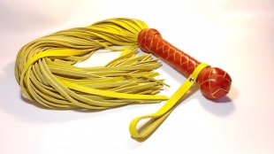 ФЛОГГЕР ЖЕЛТЫЙ 55 СМ.  ИТАЛЬЯНСКАЯ КОЖА ХРОМОВОГО ДУБЛЕНИЯ РУЧНАЯ РАБОТА РОССИЯ